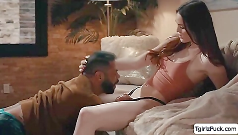 Bright and bold brunette babe tori easton loves deepthroating