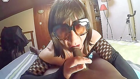 Ebony woman with stockings sucking on CD in hardcore